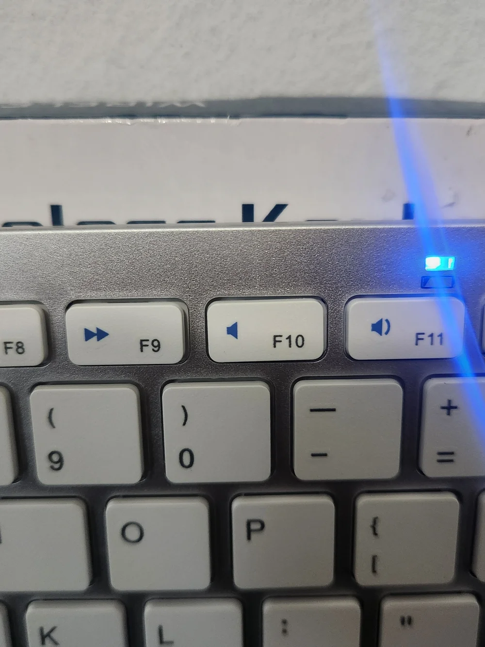 Source Unknown White Wireless Tablet Keyboard